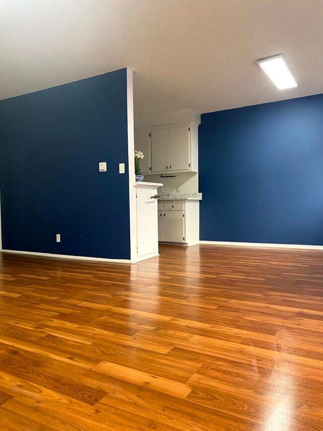 Building Photo - 911 N Harper Ave