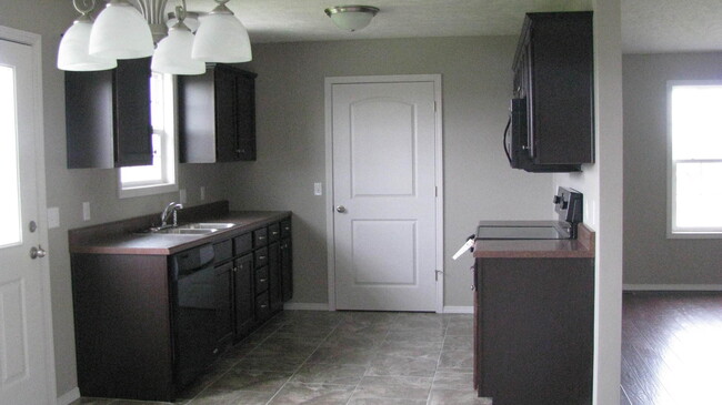 Building Photo - Newer Home!  3 Bedroom 2 Bath