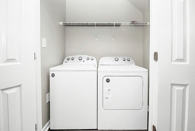 Building Photo - Charming 1 Bedroom/1 Bathroom Condo - Newl...