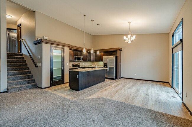 Building Photo - 3717 McKenzie Dr SE