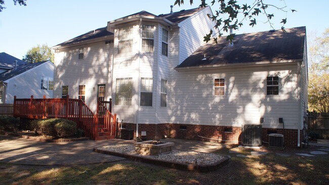 Building Photo - 1221 Clearwater Ln