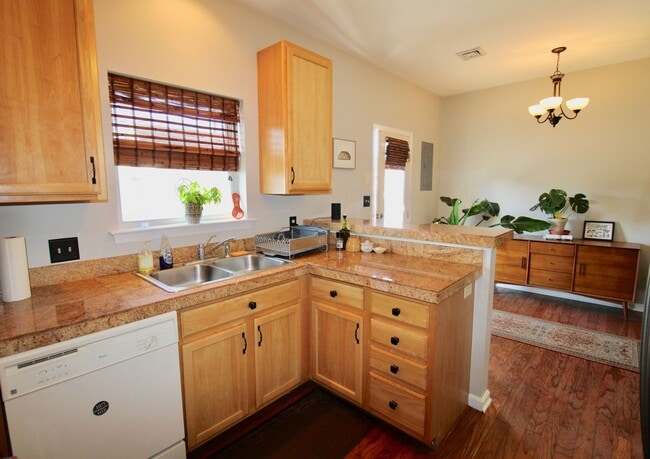 Building Photo - 2 Bedroom Home with Garage!