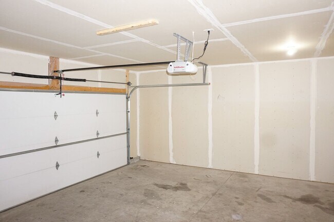 Building Photo - 3 Bed 3 Bath Twin Home