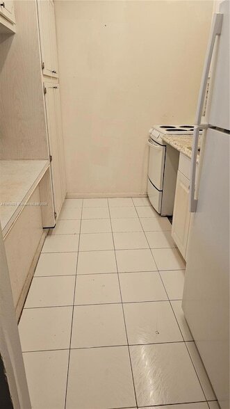 Building Photo - 2200 E Hallandale Beach Blvd