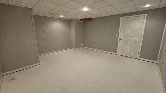 Building Photo - 560 Little Creek Dr