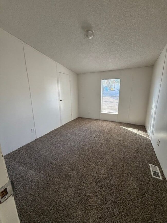 Building Photo - 3 Bedroom 2 Bath home contact Property Pros Property Management