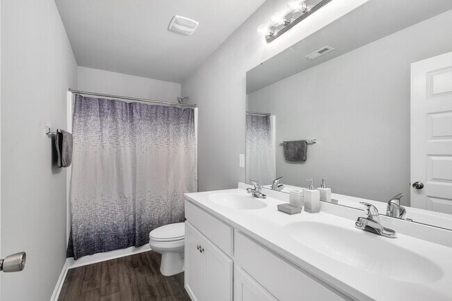 Building Photo - Buckhorn Townhome Available in February!