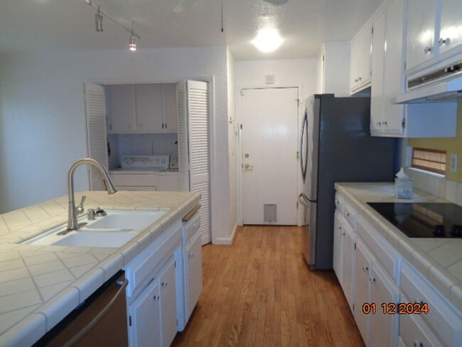 Building Photo - 1250 Redwood Ct