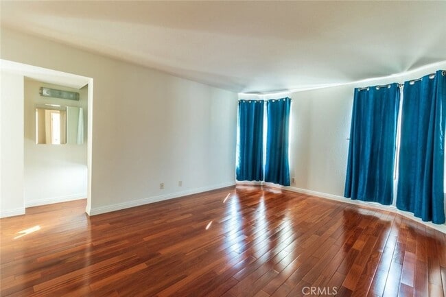 Building Photo - 514 N Isabel St