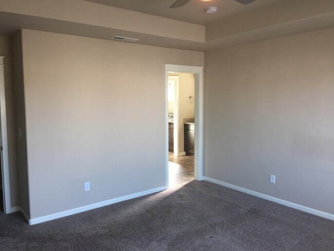 Building Photo - Modern and Spacious Townhome, NE Bend