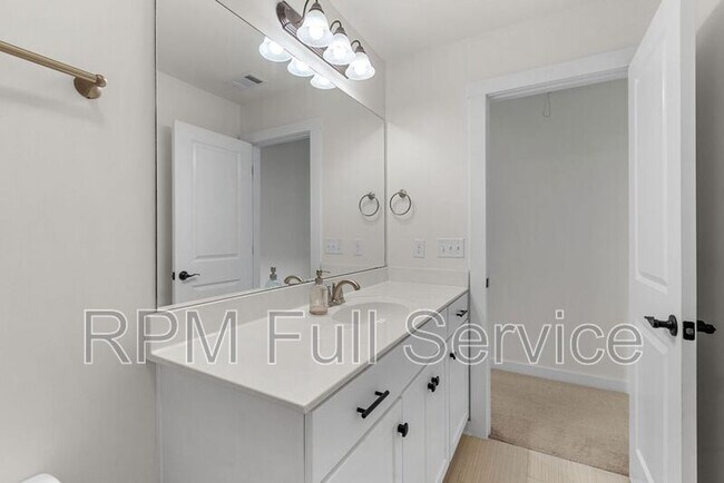 Building Photo - 537 Eastboro Dr