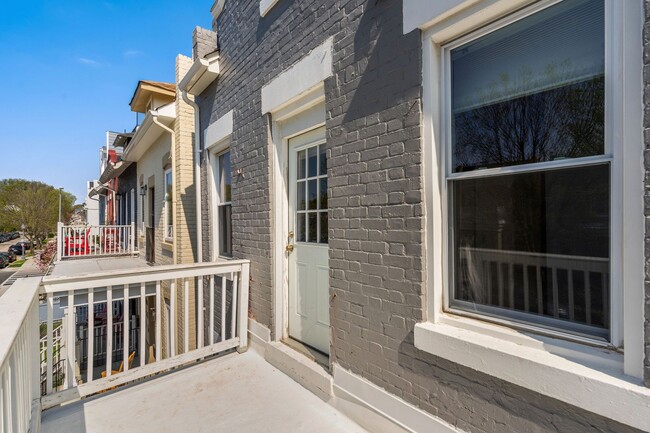 Building Photo - Recently Renovated Row House - H St Corrid...