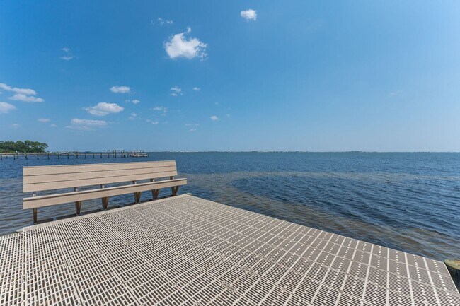 Building Photo - Spacious Home in Navarre!