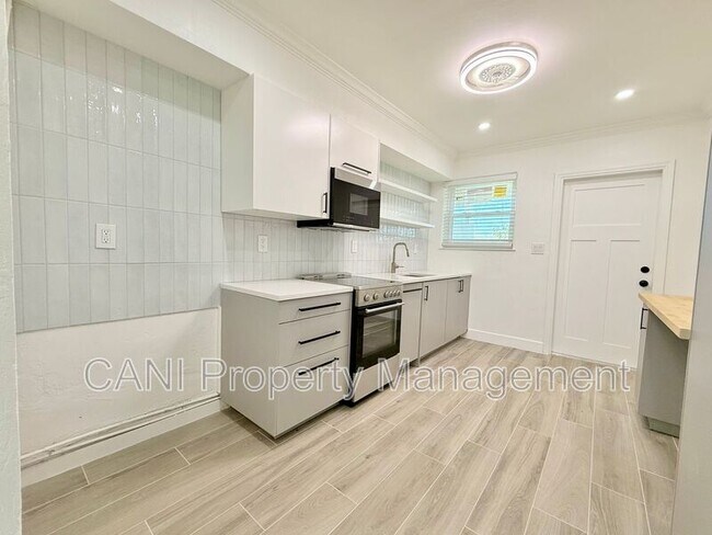 Building Photo - 748 Bethune St