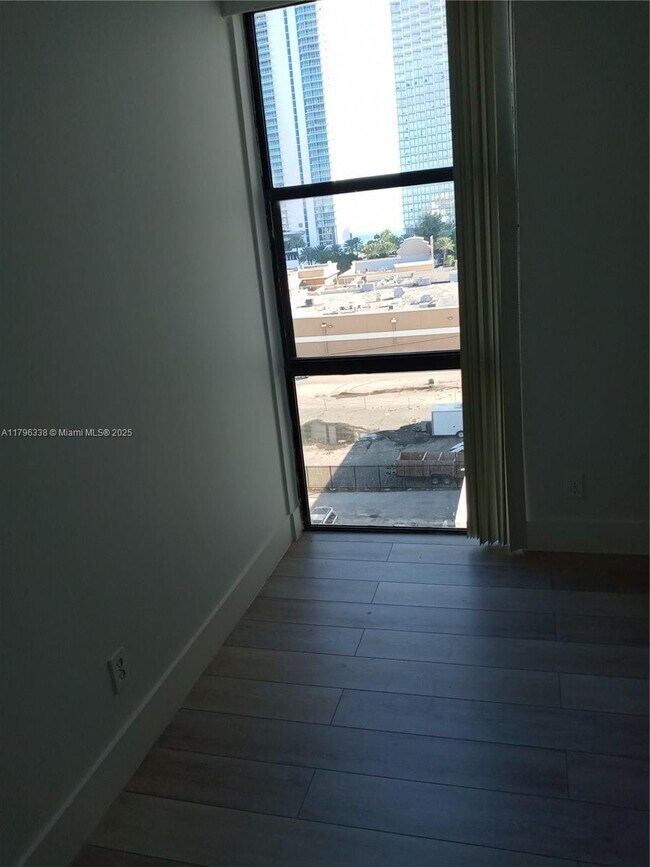 Building Photo - 17021 N Bay Rd