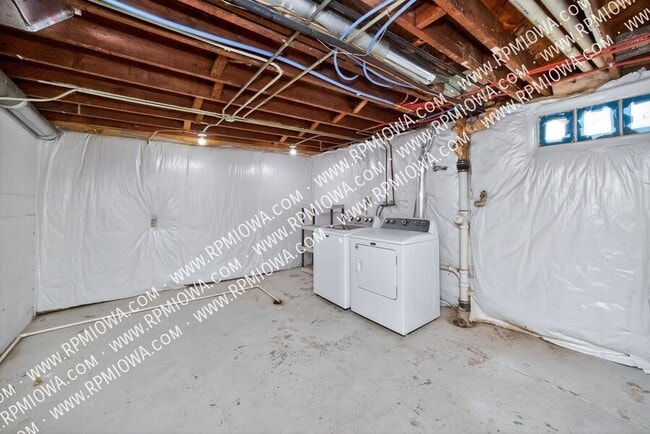 Building Photo - 6717 Roseland Dr