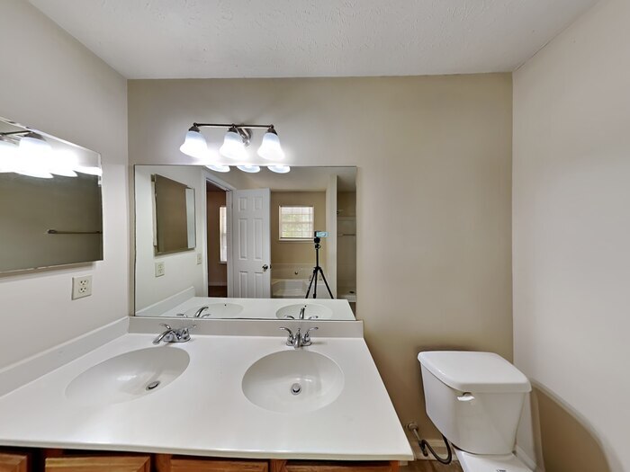 Building Photo - 1410 Stoneleigh Way