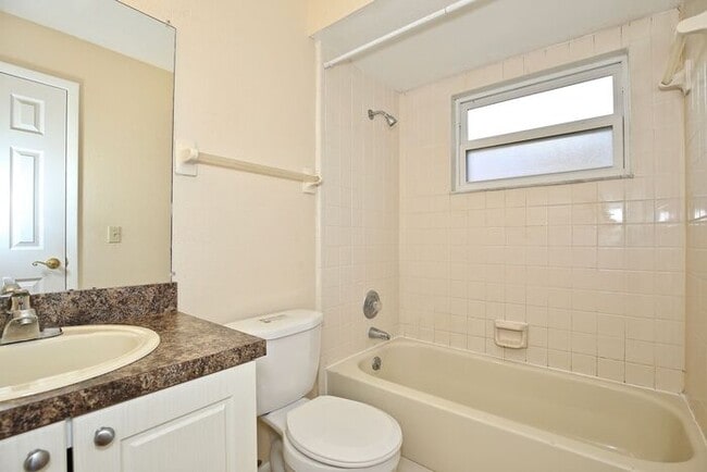 Building Photo - Modern 2/2 Condo in Hawthorne Village - Or...