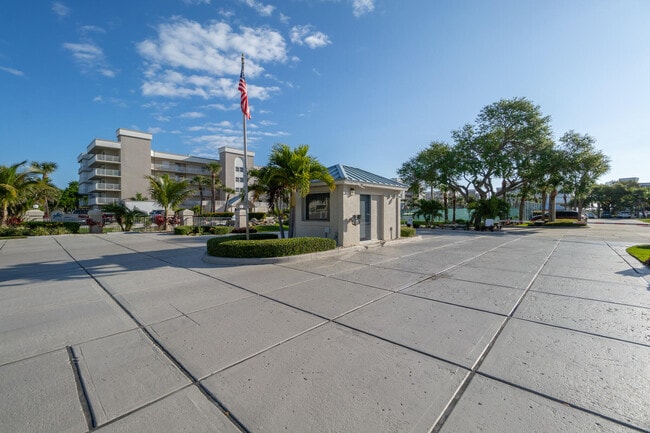 Building Photo - 601 Shorewood Dr