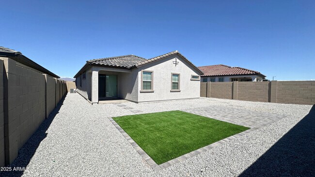 Building Photo - 1005 W Finch Dr