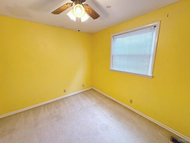 Building Photo - 11406 Crestfield Dr SE