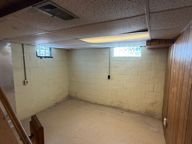 Building Photo - Move-In Ready 3 Bedroom, 2 Bathroom Home in Dearborn