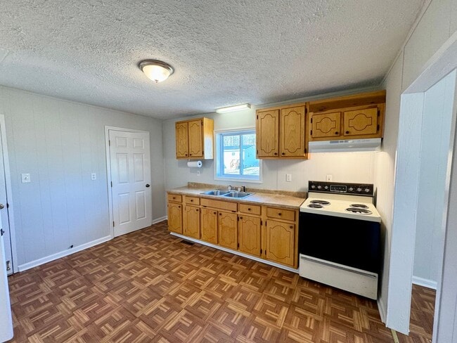 Building Photo - Lovely 2 Bedroom Rancher… Waiting for You ...