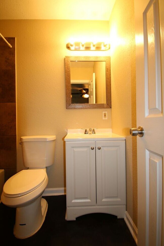 Building Photo - ~ Gorgeous 3 Bedroom 2 Bathroom Home ** La...