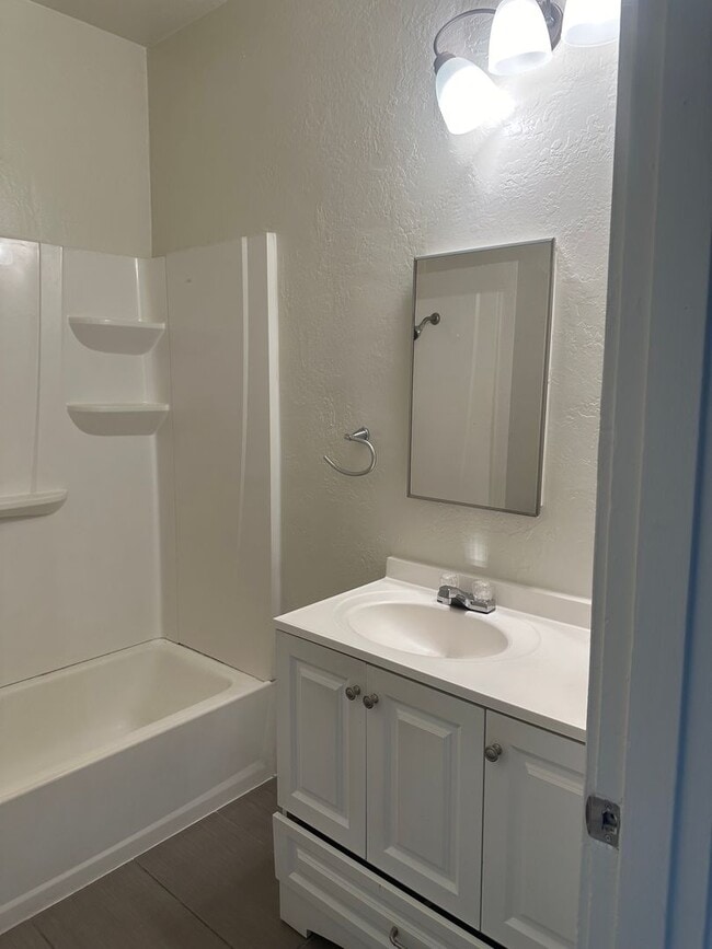 Building Photo - Charming & Cheery 3-Bedroom Duplex in Old ...
