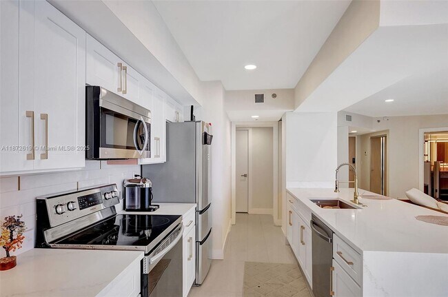 Building Photo - 16485 Collins Ave