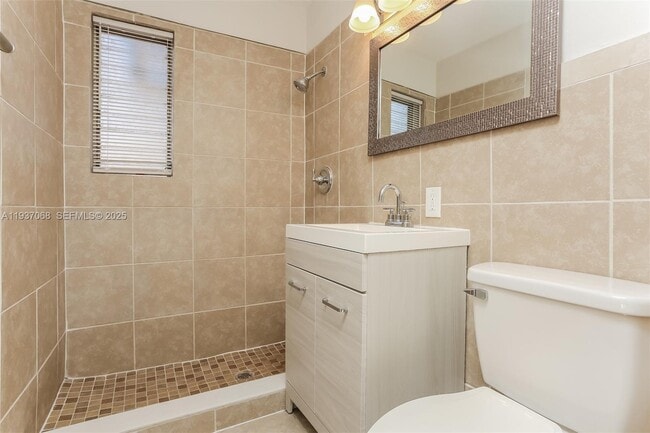 Building Photo - 1571 NE 44th St