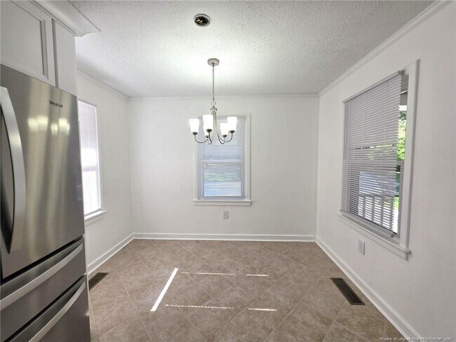 Building Photo - 216 Country Club Dr