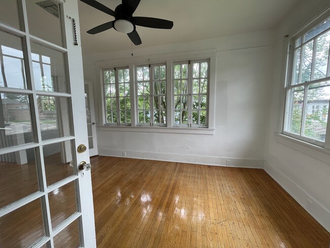 Building Photo - AVAILABLE JUNE 2026 Stunning 3 bed/2 bath ...