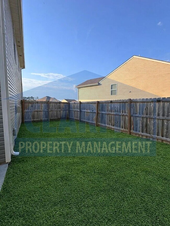 Building Photo - Four-bedroom home in a spacious cul-de-sac lot!