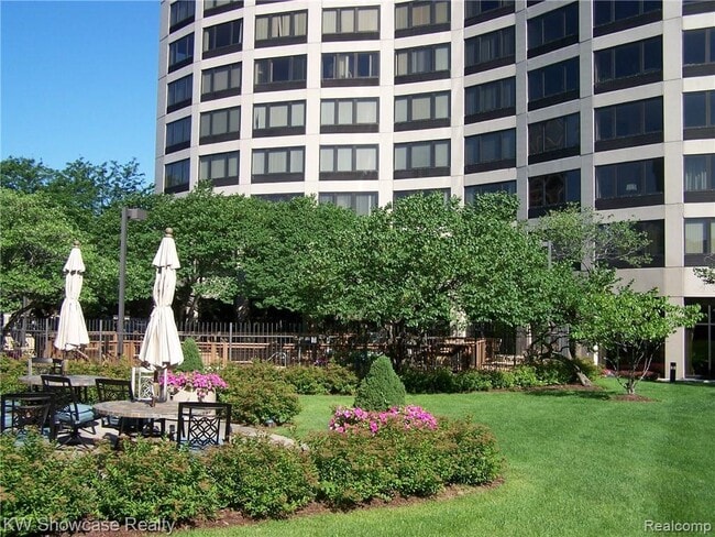 Building Photo - 5000 Town Center Dr