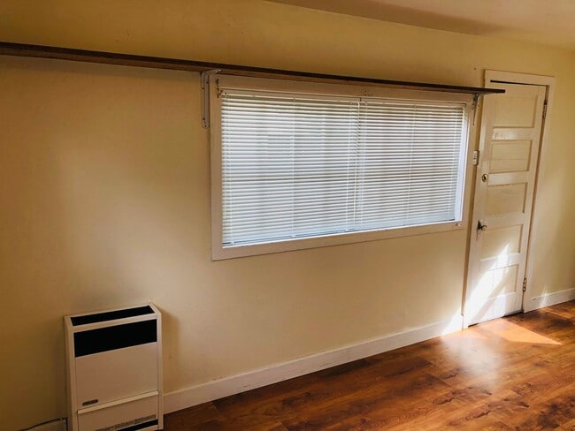 Building Photo - Freshly updated 3-bedroom 1 bath house off of River Rd. MOVE IN SPECIAL!