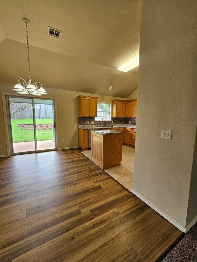 Building Photo - REDUCED! (3) Bed/(2) Bath In NE Norman Ava...