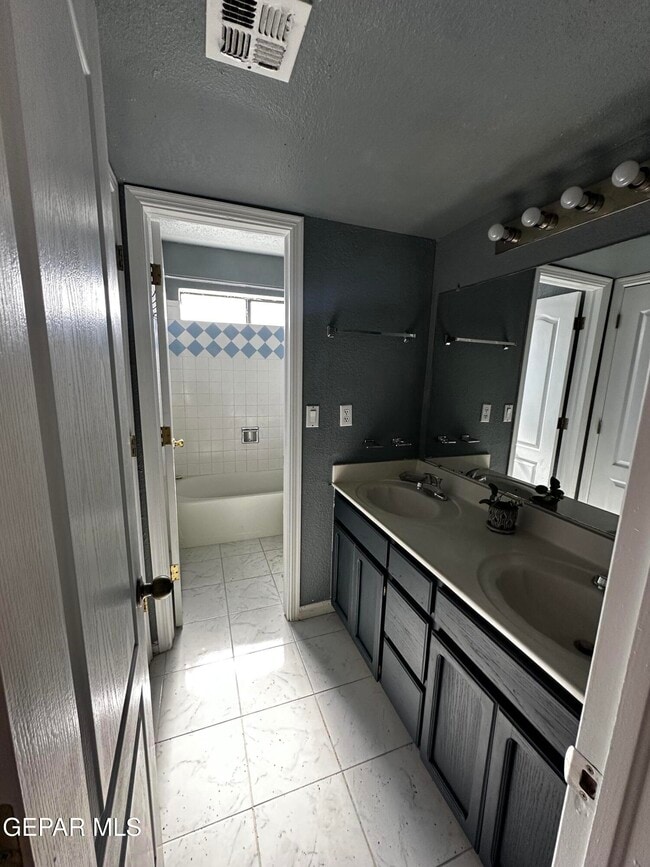 Building Photo - 3181 Queens Garden Cir