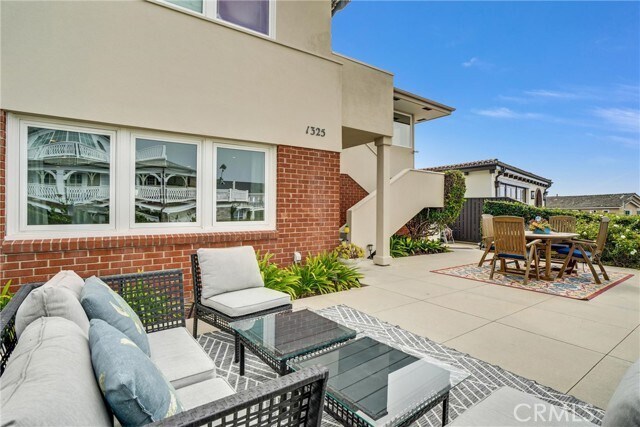 Building Photo - 1325 Cliff Dr