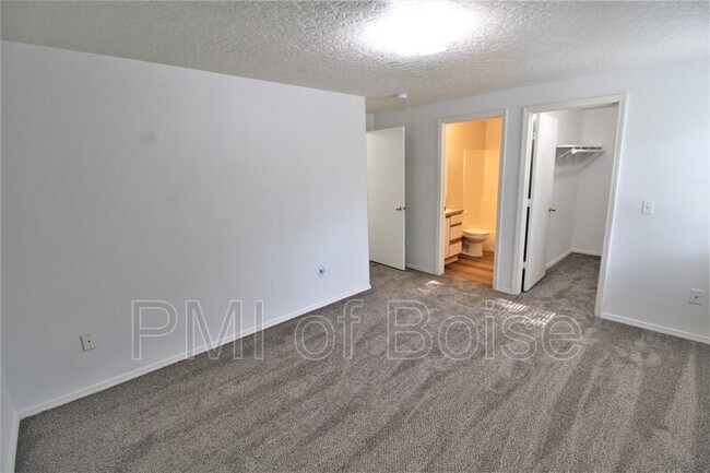 Building Photo - 2207 S Stephen Ave