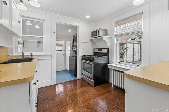 Building Photo - 424 Main St