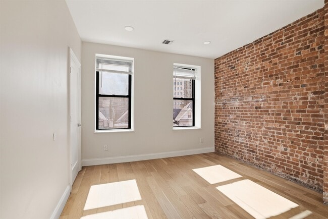 Building Photo - 233 1/2 Summit Ave