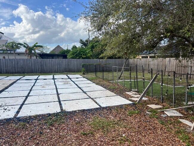 Building Photo - 701 SW Sarazen Ave