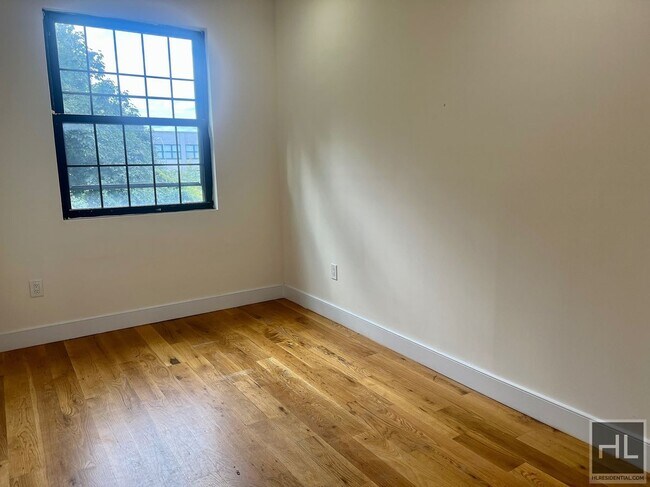 Building Photo - 3BR 2BA w/ Juliet Balcony On Bushwick/Ridg...