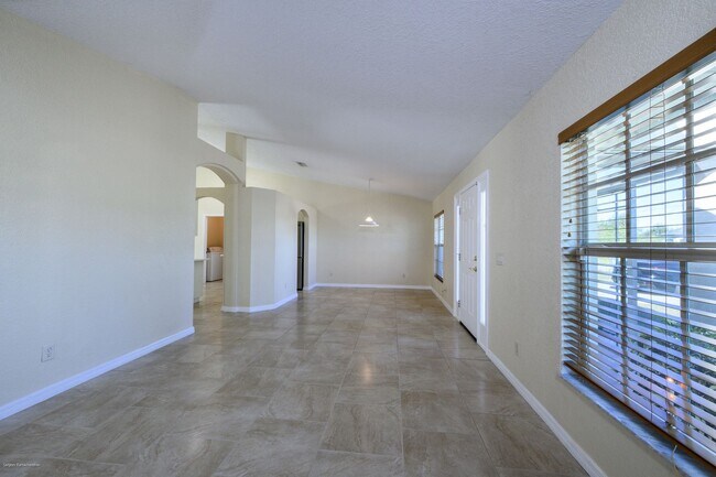 Building Photo - PRICE DROP!! ANNUAL UNFURNISHED HOME IN PUNTA GORDA