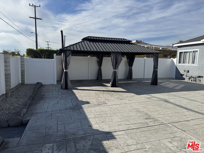 Building Photo - 10745 Saticoy St