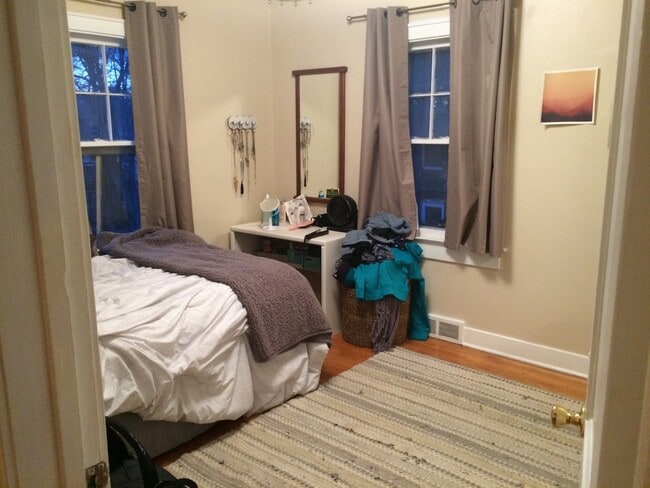 Building Photo - Aug 1st 2026/2027 Pre-leasing Close to 1.5 Blks to CSU & Old Town