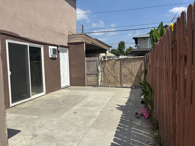 Building Photo - 1129 E La Deney Ct