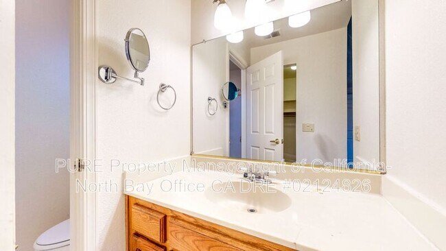 Building Photo - 2070 Pinercrest Dr