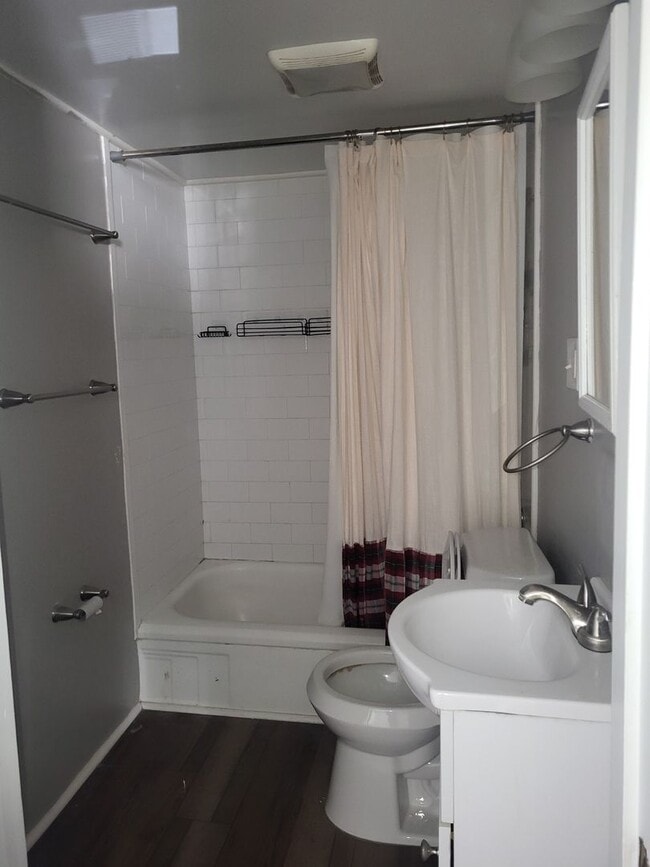 Building Photo - Three bedroom two bath located in North Hills!